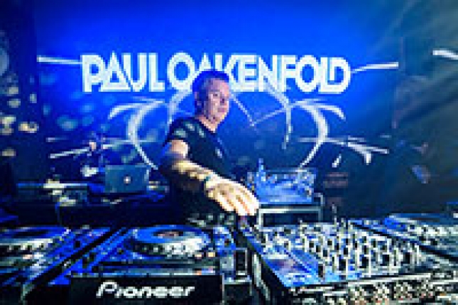 Paul Oakenfold grabs the spotlight awaiting the closing of Clandestin pres. Full On Ibiza